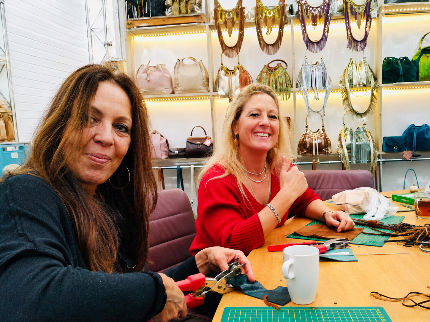 Deelnemers tijdens een Jazzbag workshop leren tas maken